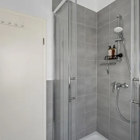 Appartement Modern + Stylish For 5: Garden + Kitchen + Parking