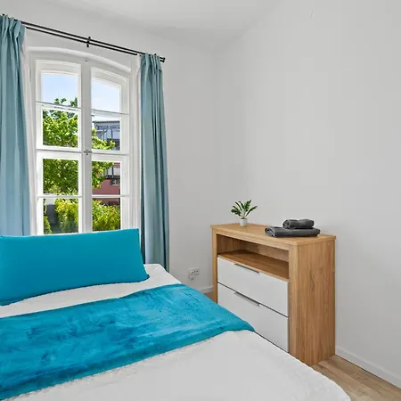 Modern + Stylish For 5: Garden + Kitchen + Parking Apartment Schwabach