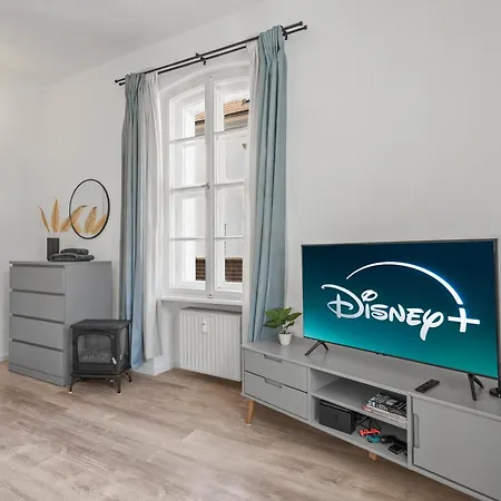 Modern + Stylish For 5: Garden + Kitchen + Parking Apartment