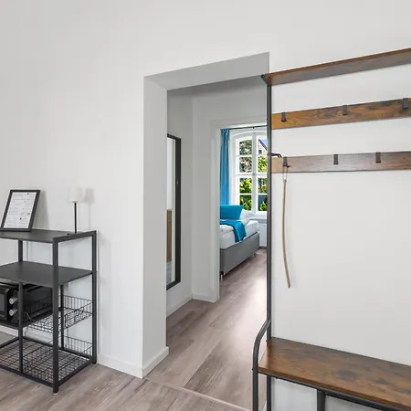 Modern + Stylish For 5: Garden + Kitchen + Parking Apartment *