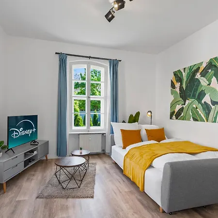 Apartment Modern + Stylish For 5: Garden + Kitchen + Parking