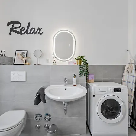 Modern + Stylish For 5: Garden + Kitchen + Parking Apartment *