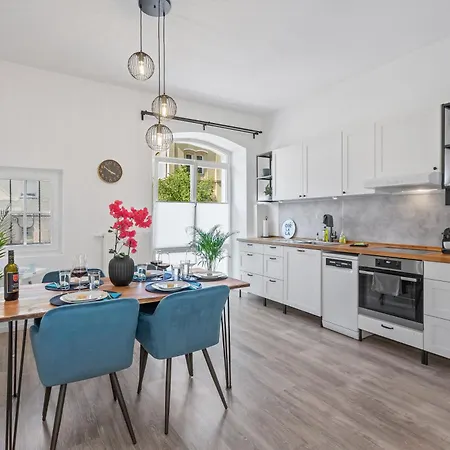 Modern + Stylish For 5: Garden + Kitchen + Parking * シュヴァーバッハ