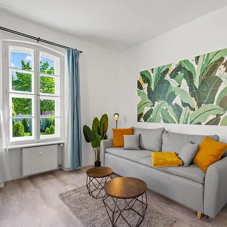 Apartment Modern + Stylish For 5: Garden + Kitchen + Parking *